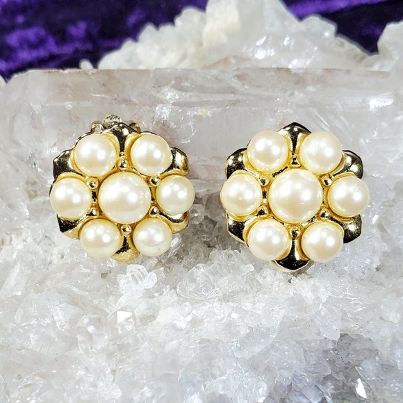 REDUCED!  CLASSY Vintage Faux Pearl Clip Earrings - Picture 5 of 8